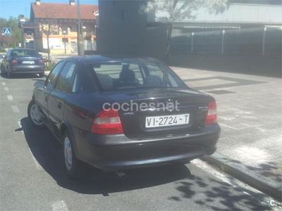 Usado Opel Vectra 115 CV (84 kW) 1996 Negro Berlina