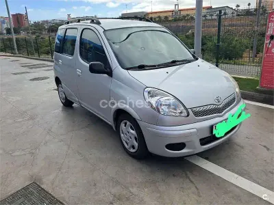 Usado Toyota Yaris 87 CV (63 kW) 2004 Gris / plata Berlina