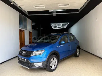 Usado Dacia Sandero Stepway 90 CV (66 kW) 2015 Azul Berlina