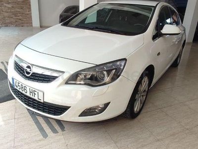 Używany Opel Astra Sportive 140 KM (102 kW) 2012 Biały Sedan/Limuzyna