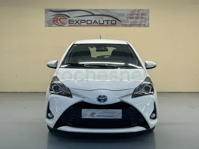 Usado Toyota Yaris Hybrid Active 100 CV (73 kW) 2020 Blanco Berlina