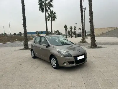Käytetty Renault Scénic III Dynamique 110 HP (80 kW) 2011 Peessi Tila-auto