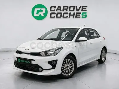 Usado Kia Rio 84 CV (61 kW) 2023 Granate Berlina