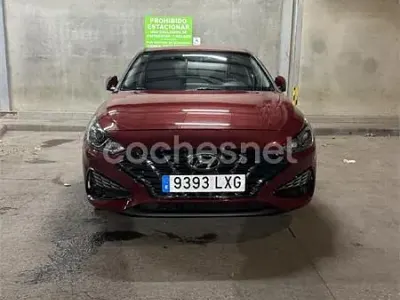 Usado Hyundai i30 120 CV (88 kW) 2022 Granate Berlina