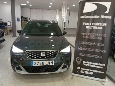 Usado Seat Arona Xperience 110 CV (80 kW) 2022 Gris / plata SUV