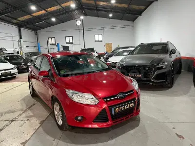 Usado Ford Focus Trend 125 CV (91 kW) 2012 Granate Berlina