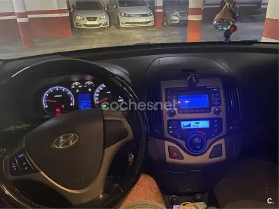 Usado Hyundai i30 Comfort 109 CV (80 kW) 2008 Negro Berlina