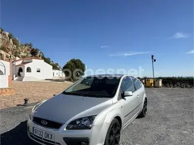 Usado Ford Focus Trend 109 CV (80 kW) 2005 Gris / plata Berlina