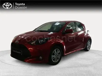 Usado Toyota Yaris Hybrid Active 116 CV (85 kW) 2022 Rojo Berlina