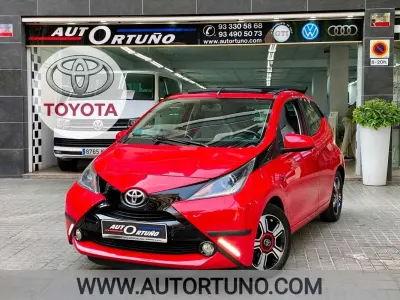 Usado Toyota Aygo x-sky 69 CV (50 kW) 2018 Rojo Utilitario