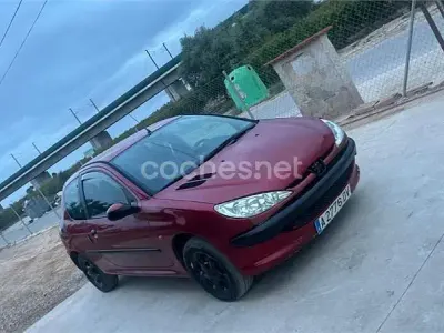 Begagnad Peugeot 206 70 HK (51 kW) 1999 Röd Halvkombi