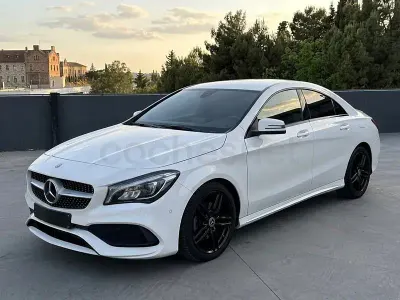 Usado Mercedes CLA200 136 CV (100 kW) 2018 Blanco Coupe