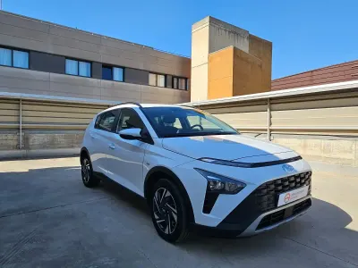 Usado Hyundai Bayon 100 CV (73 kW) 2023 Atlas white csolidoe SUV