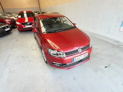 Usado VW Polo Sportline 90 CV (66 kW) 2015 Granate Berlina