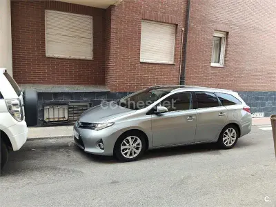 Usado Toyota Auris Live 124 CV (91 kW) 2014 Gris / plata Familiar