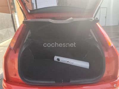 Usado Ford Focus Trend 100 CV (73 kW) 2002 Rojo Berlina