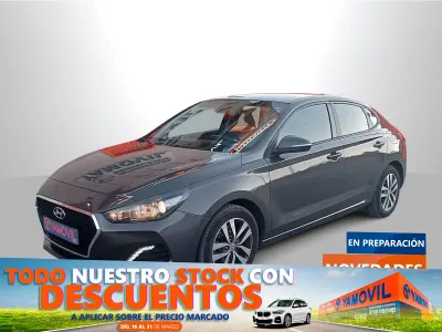 Usado Hyundai i30 120 CV (88 kW) 2018 Gris / plata Berlina
