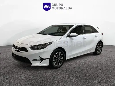 Używany Kia Ceed 100 KM (73 kW) 2024 Biały Hatchback