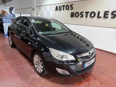 Używany Opel Astra Enjoy 110 KM (80 kW) 2010 Czarny Sedan/Limuzyna