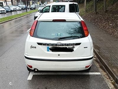 Usado Ford Focus Trend 90 CV (66 kW) 2004 Blanco Berlina