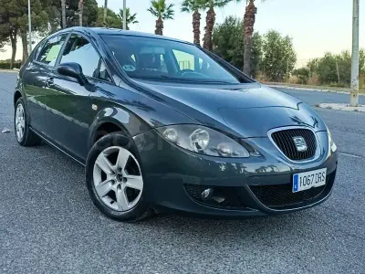Usado Seat Leon Sport 102 CV (75 kW) 2005 Gris / plata Utilitario