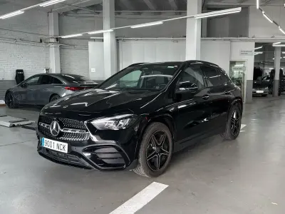 Usado Mercedes GLA200 AMG line 150 CV (110 kW) 2025 Negro cosmos SUV