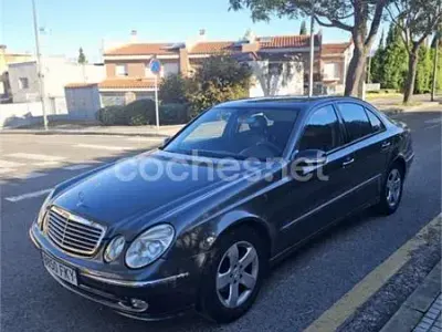Usado Mercedes E270 Avantgarde 177 CV (130 kW) 2005 Gris / plata Berlina
