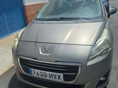Usado Peugeot 5008 Style 114 CV (83 kW) 2014 Beige Monovolumen