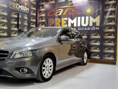 Usado Mercedes A180 AMG line 109 CV (80 kW) 2013 Gris / plata Utilitario