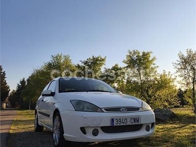 Usado Ford Focus Trend 100 CV (73 kW) 2004 Blanco Berlina