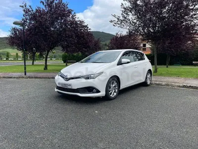 Usado Toyota Auris Active 90 CV (66 kW) 2016 Blanco Berlina