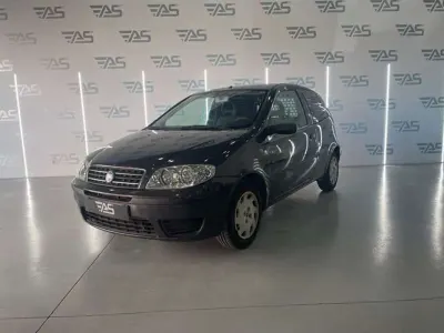 Usado Fiat Punto 90 CV (66 kW) 2004 Gris Utilitario
