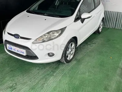 Usado Ford Fiesta Trend 82 CV (60 kW) 2010 Blanco Berlina
