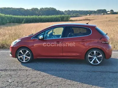 Usado Peugeot 208 Allure 110 CV (80 kW) 2017 Granate Utilitario
