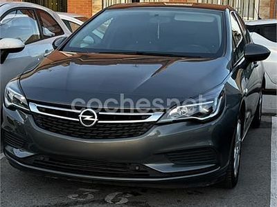 Usado Opel Astra Selective 105 CV (77 kW) 2018 Gris / plata Berlina