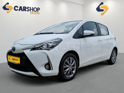 Usado Toyota Yaris Hybrid Active 100 CV (73 kW) 2017 Blanco Utilitario