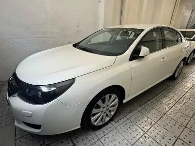 Usado Renault Latitude Initiale 240 CV (176 kW) 2012 Blanco Berlina