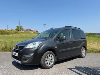 Usado Peugeot Partner Tepee Outdoor 120 CV (88 kW) 2016 Gris / plata Monovolumen