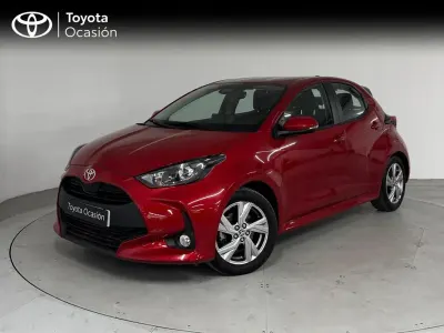 Käytetty Toyota Yaris Hybrid Active 116 HP (85 kW) 2024 Punainen Sedan