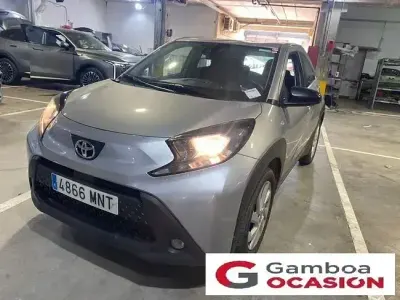 Usado Toyota Aygo X Play 72 CV (52 kW) 2023 Gris SUV