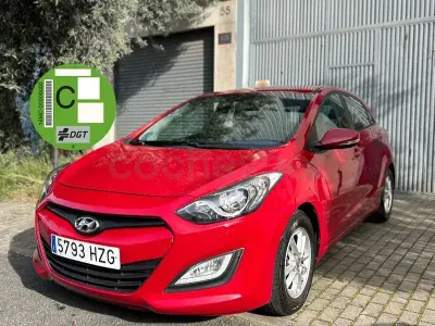 Käytetty Hyundai i30 100 HP (73 kW) 2014 Punainen Sedan