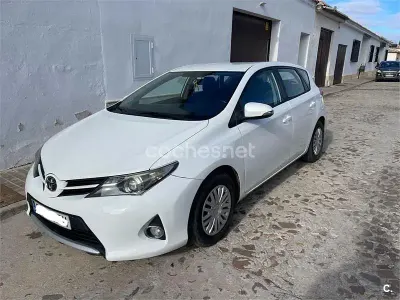 Usado Toyota Auris Live 90 CV (66 kW) 2013 Blanco Berlina