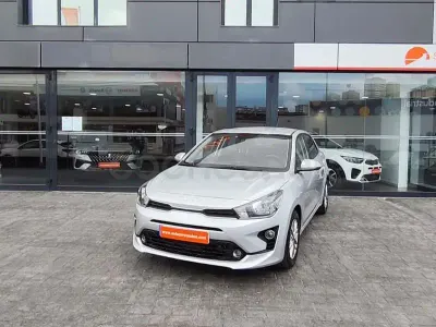 Usado Kia Rio 100 CV (73 kW) 2023 Gris / plata Berlina