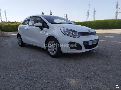 Usado Kia Rio 84 CV (61 kW) 2014 Blanco Berlina
