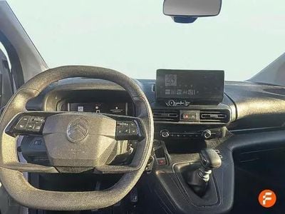 Begagnad Citroën Berlingo Feel 102 HK (75 kW) 2024 Vit Minibuss