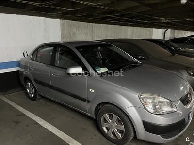 Usado Kia Rio EX 97 CV (71 kW) 2006 Gris / plata Berlina