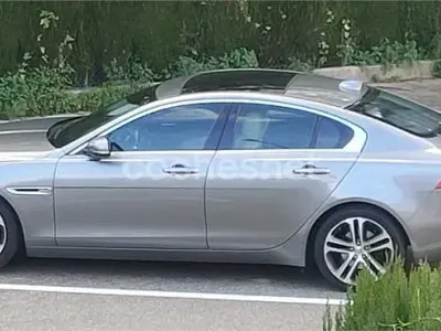 Usado Jaguar XE Portfolio 180 CV (132 kW) 2017 Gris / plata Berlina