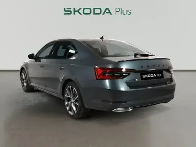 Usado Skoda Superb SportLine 150 CV (110 kW) 2023 Gris Berlina
