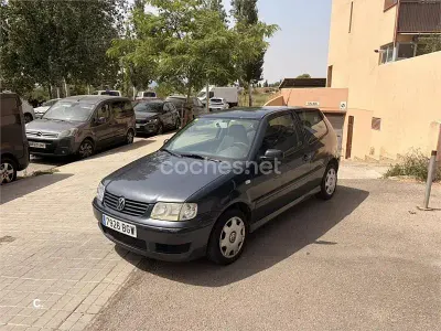 Usado VW Polo Highline 100 CV (73 kW) 2002 Gris / plata Utilitario