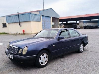 Usado Mercedes E290 Elegance 129 CV (94 kW) 1999 Azul Berlina